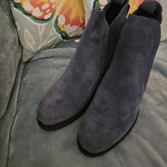Elegant Blue Suede Ankle Booties - Picture 2 of 16